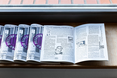 Eine aufgeschlagene Seite eines Heftes liegt auf dem Fensterbrett. Es zeigt einen Beitrag mit Text und Zeichnungen.